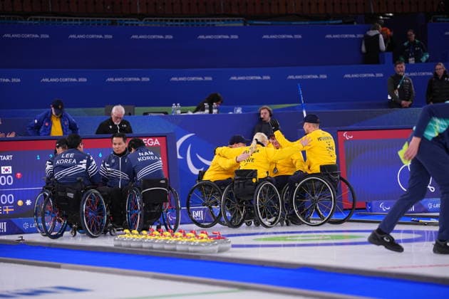CORTINA, ITALIEN 20260313 De bada lagen inför bronsmatchen i curling mixad mellan Sydkorea och Sverige i Paralympics pa Cortina Curling Olympic Stadium. *** Bilden ingar i SPORTPAKET. För övriga BETALBILD *** CORTINA ITALIEN x10500x *** CORTINA, ITALY 20260313 Both teams before the bronze medal match in mixed curling between South Korea and Sweden in the Paralympics at the Cortina Curling Olympic Stadium The picture is in the SPORT PACKAGE For others PAY PICTURE CORTINA ITALY x10500x  Copyright: xMagnusxLejhall ParasportxSverige TT TTx PARALYMPICS 2026 CURLING