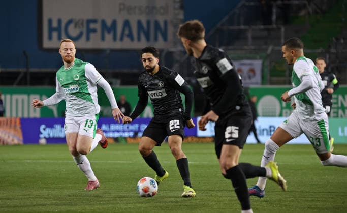 13.03.2026, Fussball, Herren, 2. Bundesliga, Saison 2025 2026, SpVgg Greuther Fürth - SV 07 Elversberg, Paul Will (SpVgg Greuther Fürth) Immanuel Pherai (SV 07 Elversberg) Fürth Sportpark Ronhof Thomas Sommer Bayern Deutschland (DEU)