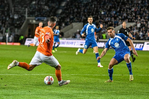 Fußball I Herren I Saison 2025-2026 I 2. Bundesliga I 26. Spieltag I 1. FC Magdeburg - SV Darmstadt 98 I 13.03.2026 Torschuss Marco Richter (23, SV Darmstadt 98), Alexander Nollenberger (17, 1. FC Magdeburg) in einer Abwehraktion Magdeburg Avnet Arena (Heinz-Krügel-Platz 1) Sachsen-Anhalt Deutschland