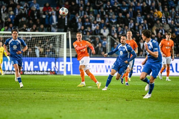 Fußball I Herren I Saison 2025-2026 I 2. Bundesliga I 26. Spieltag I 1. FC Magdeburg - SV Darmstadt 98 I 13.03.2026 Niklas Uwe Schmidt (31, SV Darmstadt 98) flankt aus dem Mittelfeld nach vorn Magdeburg Avnet Arena (Heinz-Krügel-Platz 1) Sachsen-Anhalt Deutschland