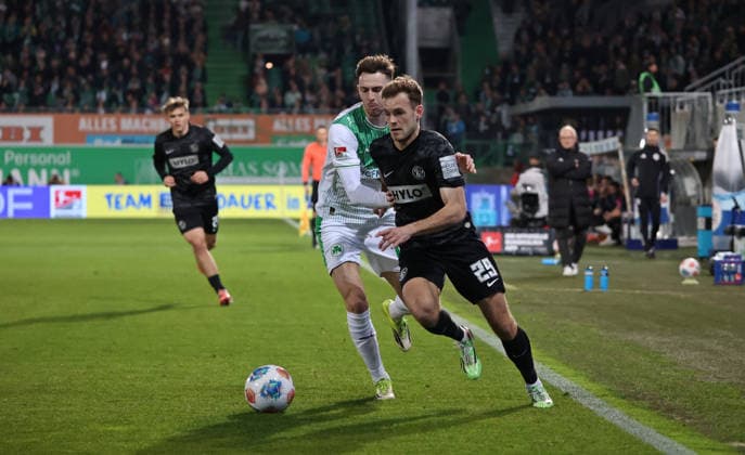 13.03.2026, Fussball, Herren, 2. Bundesliga, Saison 2025 2026, SpVgg Greuther Fürth - SV 07 Elversberg, Branimir Hrgota (SpVgg Greuther Fürth) Tom Zimmerschied (SV 07 Elversberg) Fürth Sportpark Ronhof Thomas Sommer Bayern Deutschland (DEU)