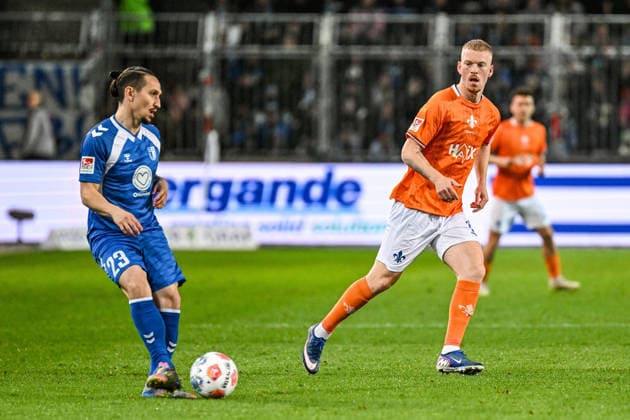 Fußball I Herren I Saison 2025-2026 I 2. Bundesliga I 26. Spieltag I 1. FC Magdeburg - SV Darmstadt 98 I 13.03.2026 Baris Atik (23, 1. FC Magdeburg) spielt den Ball, Kai Klefisch (17, SV Darmstadt 98) folgt ihm Magdeburg Avnet Arena (Heinz-Krügel-Platz 1) Sachsen-Anhalt Deutschland