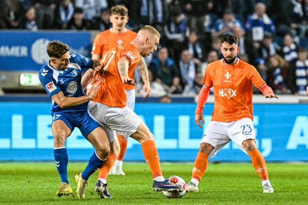 Fußball I Herren I Saison 2025-2026 I 2. Bundesliga I 26. Spieltag I 1. FC Magdeburg - SV Darmstadt 98 I 13.03.2026 Zweikampf Alexander Nollenberger (17, 1. FC Magdeburg) gegen Kai Klefisch (17, SV Darmstadt 98), rechts ist Marco Richter (23, SV Darmstadt 98) anspielbereit Magdeburg Avnet Arena (Heinz-Krügel-Platz 1) Sachsen-Anhalt Deutschland
