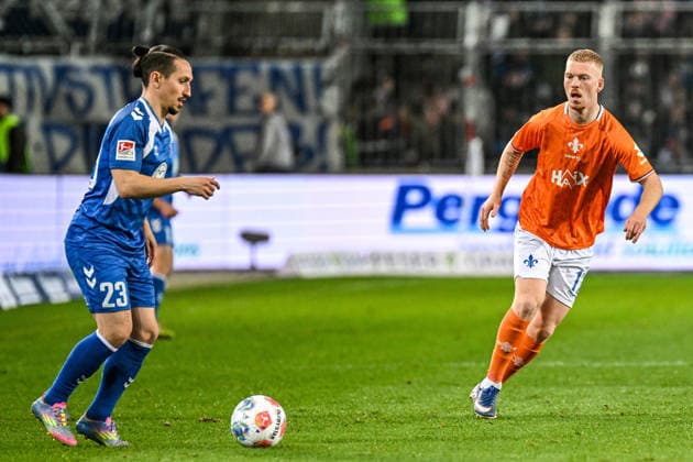 Fußball I Herren I Saison 2025-2026 I 2. Bundesliga I 26. Spieltag I 1. FC Magdeburg - SV Darmstadt 98 I 13.03.2026 Baris Atik (23, 1. FC Magdeburg) spielt vor Kai Klefisch (17, SV Darmstadt 98) den Ball Magdeburg Avnet Arena (Heinz-Krügel-Platz 1) Sachsen-Anhalt Deutschland