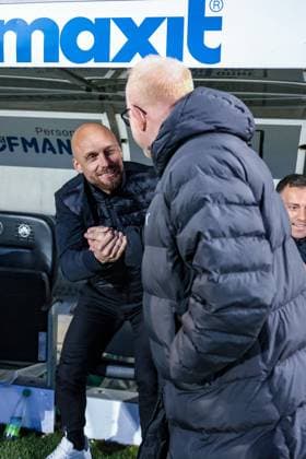 Vorstand Nils-Ole Book (SV 07 Elversberg) gruesst Cheftrainer Heiko Vogel (Spvgg Greuther Fuerth), rechts, Spvgg Greuther Fuerth vs. SV Elversberg Fussball, Maenner, 2. Bundesliga, Saison 2025 2026, Rueckrunde, 26. Spieltag, 13.03.2026 DFB regulations prohibit any use of photographs as image sequences and or quasi-video Fuerth Bayern Deutschland