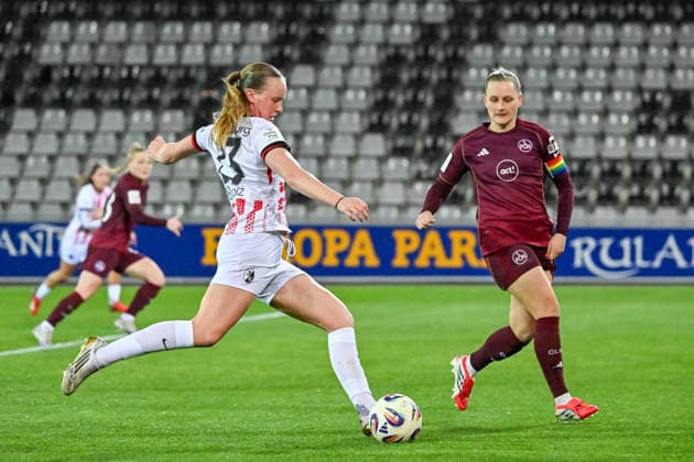 Luca Birkholz (SC Freiburg, 23) am Ball und vor Luisa Guttenberger (1. FC Nuernberg, 04) GER, SC Freiburg - 1. FC Nuernberg, Frauen-Fussball, Google Pixel Frauen-Bundesliga, 20. Spieltag, Saison 2025 2026, 13.03.2026 DFB REGULATIONS PROHIBIT ANY USE OF PHOTOGRAPHS AS IMAGE SEQUENCES AND OR QUASI-VIDEO GER, SC Freiburg - 1. FC Nuernberg, Frauen-Fussball, Google Pixel Frauen-Bundesliga, 20. Spieltag, Saison 2025 2026, 13.03.2026 Freiburg Copyright: xEibner-Pressefoto ThomasxHessx EP_THS