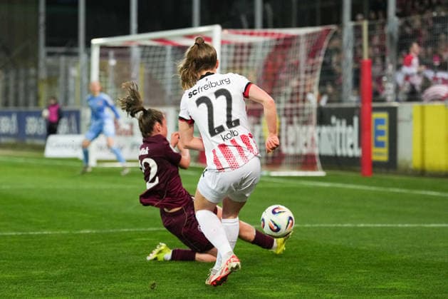 Google Pixel Frauen-Bundesliga: SC Freiburg vs. 1. FC Nürnberg, 13.03.2026 Lisa Kolb (SC Freiburg, 22) mit einem Flankenversuch der von Julia Pollak (1. FC Nürnberg, 22) mit einer Grätsche abgeblockt wird Google Pixel Frauen-Bundesliga: SC Freiburg vs. 1. FC Nürnberg, Dreisamstadion, 13.03.2026 DFB DFL REGULATIONS PROHIBIT ANY USE OF PHOTOGRAPHS AS IMAGE SEQUENCES AND OR QUASI-VIDEO. Copyright: xBEAUTIFULxSPORTS Boscox