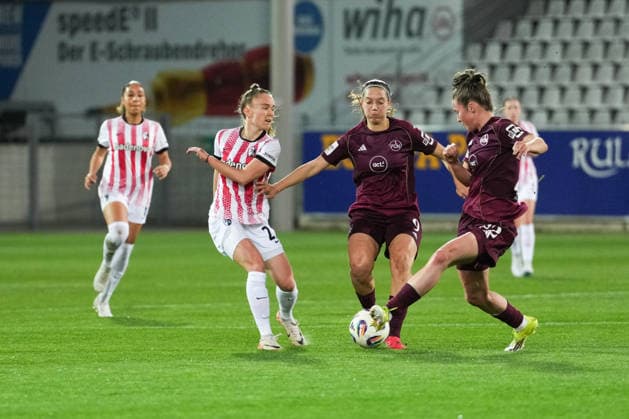 Google Pixel Frauen-Bundesliga: SC Freiburg vs. 1. FC Nürnberg, 13.03.2026 Kampf um den Ball zwischen Lisa Kolb (SC Freiburg, 22), Laura Miller (1. FC Nürnberg, 9) und Julia Pollak (1. FC Nürnberg, 22) Google Pixel Frauen-Bundesliga: SC Freiburg vs. 1. FC Nürnberg, Dreisamstadion, 13.03.2026 DFB DFL REGULATIONS PROHIBIT ANY USE OF PHOTOGRAPHS AS IMAGE SEQUENCES AND OR QUASI-VIDEO. Copyright: xBEAUTIFULxSPORTS Boscox