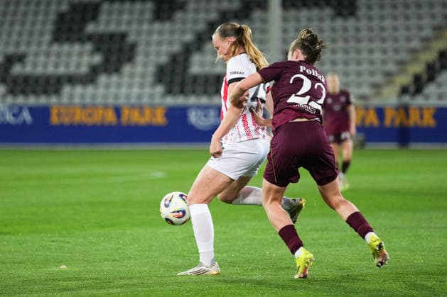 Google Pixel Frauen-Bundesliga: SC Freiburg vs. 1. FC Nürnberg, 13.03.2026 Zweikampf zwischen Julia Pollak (1. FC Nürnberg, 22) und Luca Birkholz (SC Freiburg, 23) Google Pixel Frauen-Bundesliga: SC Freiburg vs. 1. FC Nürnberg, Dreisamstadion, 13.03.2026 DFB DFL REGULATIONS PROHIBIT ANY USE OF PHOTOGRAPHS AS IMAGE SEQUENCES AND OR QUASI-VIDEO. Copyright: xBEAUTIFULxSPORTS Boscox