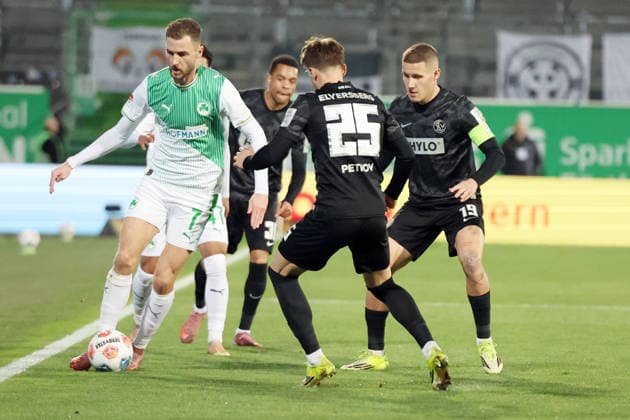13.03.2026, xrekx, Fussball 2.Bundesliga, SpVgg Greuther Fuerth - SV Elversberg v.l. Dennis Srbeny (SpVgg Greuther Fuerth) Lukas Petkov (SV 07 Elversberg) Lukas Pinckert (SV 07 Elversberg) Zweikampf, Aktion, action, battle for the ball (DFL DFB REGULATIONS PROHIBIT ANY USE OF PHOTOGRAPHS as IMAGE SEQUENCES and or QUASI-VIDEO) Fuerth