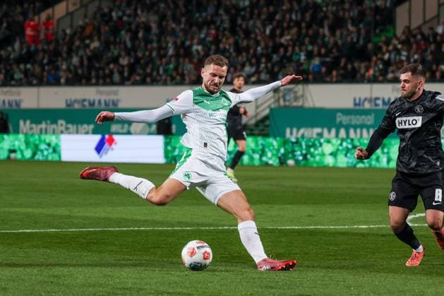 Dennis Srbeny 7 (Spvgg Greuther Fuerth) in Aktion gegen Lukasz Poreba 8 (SV 07 Elversberg), Spvgg Greuther Fuerth vs. SV Elversberg Fussball, Maenner, 2. Bundesliga, Saison 2025 2026, Rueckrunde, 26. Spieltag, 13.03.2026 DFB regulations prohibit any use of photographs as image sequences and or quasi-video Fuerth Bayern Deutschland