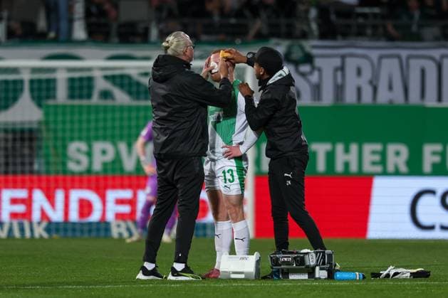 Paul Will 13 (Spvgg Greuther Fuerth) wird am Auge behandelt, Spvgg Greuther Fuerth vs. SV Elversberg Fussball, Maenner, 2. Bundesliga, Saison 2025 2026, Rueckrunde, 26. Spieltag, 13.03.2026 DFB regulations prohibit any use of photographs as image sequences and or quasi-video Fuerth Bayern Deutschland