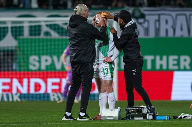 Paul Will 13 (Spvgg Greuther Fuerth) wird am Auge behandelt, Spvgg Greuther Fuerth vs. SV Elversberg Fussball, Maenner, 2. Bundesliga, Saison 2025 2026, Rueckrunde, 26. Spieltag, 13.03.2026 DFB regulations prohibit any use of photographs as image sequences and or quasi-video Fuerth Bayern Deutschland