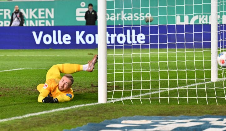 13.03.2026 - Fussball - Saison 2025 2026 - 2. Fussball - Bundesliga - 26. Spieltag: SpVgg Greuther Fürth ( Kleeblatt SGF ) - SV Elversberg SVE - Sportfoto Zink - xwoxzix - DFL regulations prohibit any use of photographs as image sequences and or quasi-video - only for editorial use - Nicolas Kristof (20, SV Elversberg ) muss Gegentor Tor zum 1.0 durch Branimir Hrgota (10, SpVgg Greuther Fürth ) hinnehmen