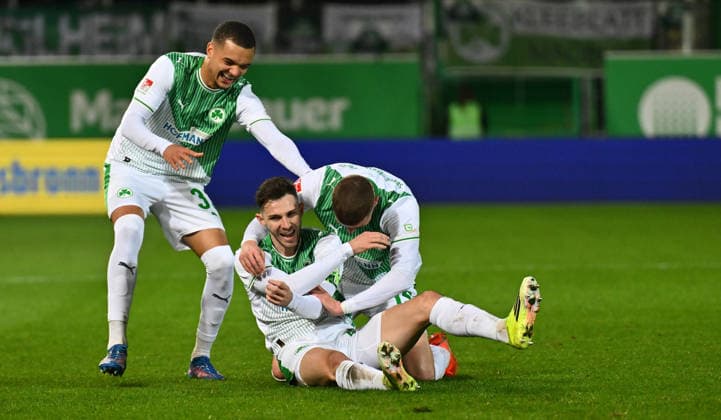 13.03.2026 - Fussball - Saison 2025 2026 - 2. Fussball - Bundesliga - 26. Spieltag: SpVgg Greuther Fürth ( Kleeblatt SGF ) - SV Elversberg SVE - Sportfoto Zink - xwoxzix - DFL regulations prohibit any use of photographs as image sequences and or quasi-video - only for editorial use - Torjubel Jubel Freude nach Treffer Tor Torschuß zum 1:0 durch Branimir Hrgota (10, SpVgg Greuther Fürth ) - Maximilian Solomon Dietz (33, SpVgg Greuther Fürth ) Branimir Hrgota (10, SpVgg Greuther Fürth ) Jan Elvedi (15, SpVgg Greuther Fürth )