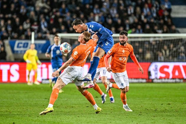 Fußball I Herren I Saison 2025-2026 I 2. Bundesliga I 26. Spieltag I 1. FC Magdeburg - SV Darmstadt 98 I 13.03.2026 Heftiger Zweikampf Isac Lidberg (7, SV Darmstadt 98) gegen Mateusz Zukowski (22, 1. FC Magdeburg), rechts Marco Richter (23, SV Darmstadt 98) Magdeburg Avnet Arena (Heinz-Krügel-Platz 1) Sachsen-Anhalt Deutschland