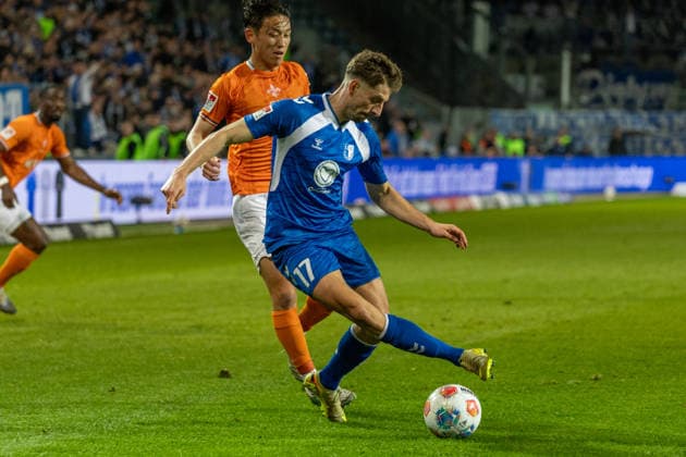 Deutschland, 2.Bundesliga, Saison 2025 2026, 26. Spieltag, Avnet-Arena, 1.FC Magdeburg vs SV Darmstadt 98, Akiyama Hiroki (SV Darmstadt 98, 16) im Zweikampf gegen Nollenberger Alexander (1. FC Magdeburg, 17)