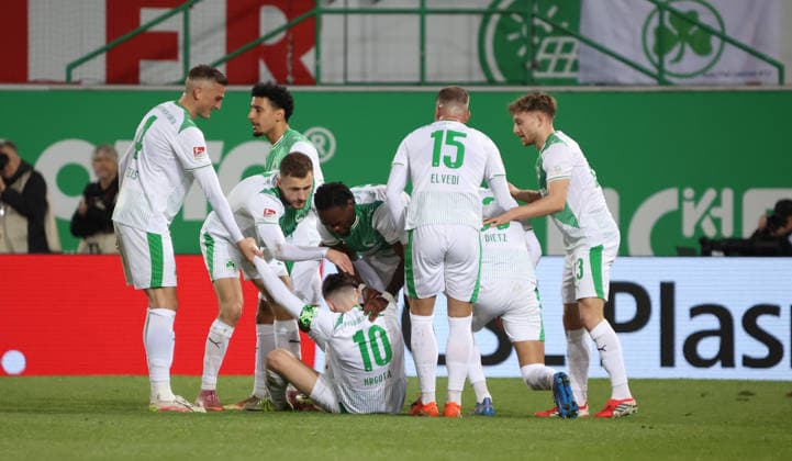13.03.2026, Fussball, Herren, 2. Bundesliga, Saison 2025 2026, SpVgg Greuther Fürth - SV 07 Elversberg, Die Spieler der SpVgg Greuther Fürth bejubeln das Tor zum 1:0 durch Branimir Hrgota (SpVgg Greuther Fürth) Fürth Sportpark Ronhof Thomas Sommer Bayern Deutschland (DEU)