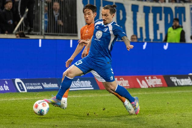 Deutschland, 2.Bundesliga, Saison 2025 2026, 26. Spieltag, Avnet-Arena, 1.FC Magdeburg vs SV Darmstadt 98, Akiyama Hiroki (SV Darmstadt 98, 16) im Zweikampf gegen Atik Baris (1. FC Magdeburg, 23)