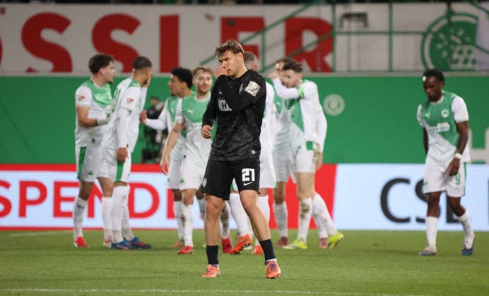 13.03.2026, Fussball, Herren, 2. Bundesliga, Saison 2025 2026, SpVgg Greuther Fürth - SV 07 Elversberg, Die Spieler der SpVgg Greuther Fürth bejubeln das Tor zum 1:0 durch Branimir Hrgota (SpVgg Greuther Fürth), Lasse Günther (SV 07 Elversberg) entäuscht Fürth Sportpark Ronhof Thomas Sommer Bayern Deutschland (DEU)