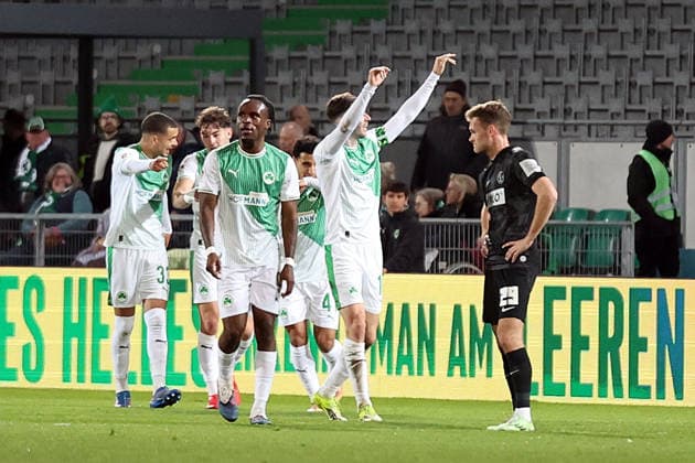 13.03.2026, xrekx, Fussball 2.Bundesliga, SpVgg Greuther Fuerth - SV Elversberg v.l. Torjubel nach dem Tor zum celebrating the goal celebrate 1:0 durch Branimir Hrgota (SpVgg Greuther Fuerth) Tom Zimmerschied (SV 07 Elversberg) enttaeuscht, enttäuscht, schaut enttaeuscht, niedergeschlagen, disappointed (DFL DFB REGULATIONS PROHIBIT ANY USE OF PHOTOGRAPHS as IMAGE SEQUENCES and or QUASI-VIDEO) Fuerth