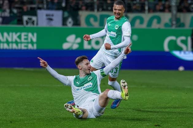 Branimir Hrgota 10 (Spvgg Greuther Fuerth) und Maximilian Dietz 33 (Spvgg Greuther Fuerth) jubeln nach dem 1:0 des Kleeblatt, Freude, Emotion, Spvgg Greuther Fuerth vs. SV Elversberg Fussball, Maenner, 2. Bundesliga, Saison 2025 2026, Rueckrunde, 26. Spieltag, 13.03.2026 DFB regulations prohibit any use of photographs as image sequences and or quasi-video Fuerth Bayern Deutschland