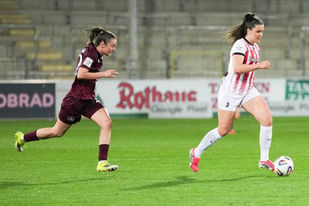 Google Pixel Frauen-Bundesliga: SC Freiburg vs. 1. FC Nürnberg, 13.03.2026 Svenja Fölmli (SC Freiburg, 9) mit dem Ball am Fuß und Julia Pollak (1. FC Nürnberg, 22) die hinterherrennt Google Pixel Frauen-Bundesliga: SC Freiburg vs. 1. FC Nürnberg, Dreisamstadion, 13.03.2026 DFB DFL REGULATIONS PROHIBIT ANY USE OF PHOTOGRAPHS AS IMAGE SEQUENCES AND OR QUASI-VIDEO. Copyright: xBEAUTIFULxSPORTS Boscox