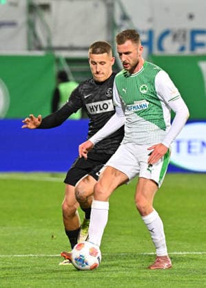 13.03.2026 - Fussball - Saison 2025 2026 - 2. Fussball - Bundesliga - 26. Spieltag: SpVgg Greuther Fürth ( Kleeblatt SGF ) - SV Elversberg SVE - Sportfoto Zink MeZi - xmexzix - DFL regulations prohibit any use of photographs as image sequences and or quasi-video - only for editorial use - Lukas Pinckert (19, SV Elversberg ) Dennis Srbeny (7, SpVgg Greuther Fürth, rechts )