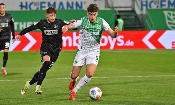 13.03.2026 - Fussball - Saison 2025 2026 - 2. Fussball - Bundesliga - 26. Spieltag: SpVgg Greuther Fürth ( Kleeblatt SGF ) - SV Elversberg SVE - Sportfoto Zink MeZi - xmexzix - DFL regulations prohibit any use of photographs as image sequences and or quasi-video - only for editorial use - Lukas Petkov (25, SV Elversberg ) Reno Münz Muenz (5, SpVgg Greuther Fürth, rechts )