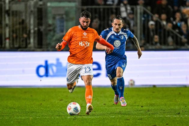 Fußball I Herren I Saison 2025-2026 I 2. Bundesliga I 26. Spieltag I 1. FC Magdeburg - SV Darmstadt 98 I 13.03.2026 Laufduell zwischen Marco Richter (23, SV Darmstadt 98) und Baris Atik (23, 1. FC Magdeburg) Magdeburg Avnet Arena (Heinz-Krügel-Platz 1) Sachsen-Anhalt Deutschland