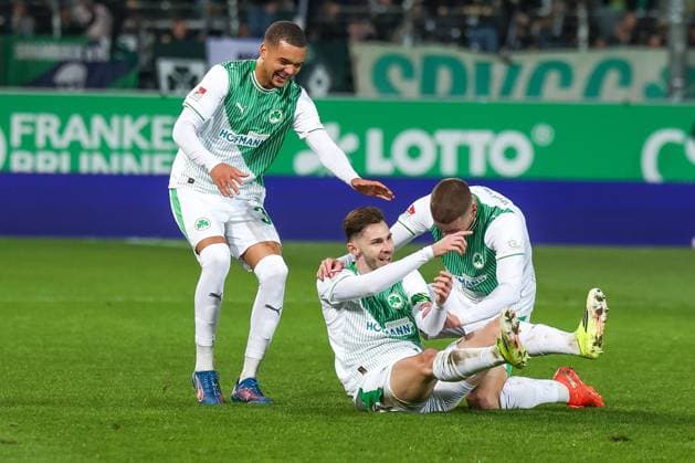 Maximilian Dietz 33 (Spvgg Greuther Fuerth) und Jan Elvedi 15 (Spvgg Greuther Fuerth) feiern das 1:0 mit Torschuetzen Branimir Hrgota 10 (Spvgg Greuther Fuerth), liegend, Spvgg Greuther Fuerth vs. SV Elversberg Fussball, Maenner, 2. Bundesliga, Saison 2025 2026, Rueckrunde, 26. Spieltag, 13.03.2026 DFB regulations prohibit any use of photographs as image sequences and or quasi-video Fuerth Bayern Deutschland