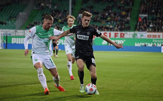 13.03.2026, Fussball, Herren, 2. Bundesliga, Saison 2025 2026, SpVgg Greuther Fürth - SV 07 Elversberg, Jan Elvedi (SpVgg Greuther Fürth) Tom Zimmerschied (SV 07 Elversberg) Fürth Sportpark Ronhof Thomas Sommer Bayern Deutschland (DEU)