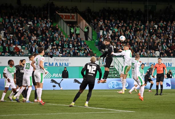 13.03.2026, Fussball, Herren, 2. Bundesliga, Saison 2025 2026, SpVgg Greuther Fürth - SV 07 Elversberg, Lukasz Poreba (SV 07 Elversberg) Philipp Ziereis (SpVgg Greuther Fürth) Fürth Sportpark Ronhof Thomas Sommer Bayern Deutschland (DEU)