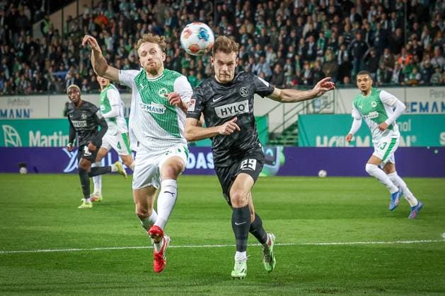 Jannik Dehm 23 (Spvgg Greuther Fuerth) im Duelll mit Tom Zimmerschied 29 (SV 07 Elversberg), Aktion, Spvgg Greuther Fuerth vs. SV Elversberg Fussball, Maenner, 2. Bundesliga, Saison 2025 2026, Rueckrunde, 26. Spieltag, 13.03.2026 DFB regulations prohibit any use of photographs as image sequences and or quasi-video Fuerth Bayern Deutschland