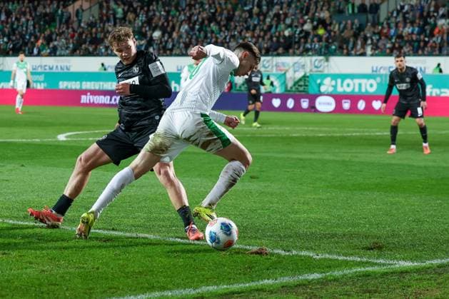 Branimir Hrgota 10 (Spvgg Greuther Fuerth) in Aktion mit Lasse Guenther 21 (SV 07 Elversberg), Spvgg Greuther Fuerth vs. SV Elversberg Fussball, Maenner, 2. Bundesliga, Saison 2025 2026, Rueckrunde, 26. Spieltag, 13.03.2026 DFB regulations prohibit any use of photographs as image sequences and or quasi-video Fuerth Bayern Deutschland