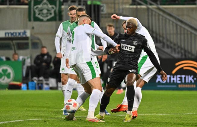 13.03.2026 - Fussball - Saison 2025 2026 - 2. Fussball - Bundesliga - 26. Spieltag: SpVgg Greuther Fürth ( Kleeblatt SGF ) - SV Elversberg SVE - Sportfoto Zink MeZi - xmexzix - DFL regulations prohibit any use of photographs as image sequences and or quasi-video - only for editorial use - Philipp Ziereis (4, SpVgg Greuther Fürth ) David Mokwa Ntusu (42, SV Elversberg, rechts )