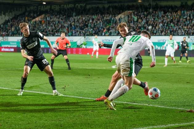 Branimir Hrgota 10 (Spvgg Greuther Fuerth) in AKtion mit Lasse Guenther 21 (SV 07 Elversberg), Spvgg Greuther Fuerth vs. SV Elversberg Fussball, Maenner, 2. Bundesliga, Saison 2025 2026, Rueckrunde, 26. Spieltag, 13.03.2026 DFB regulations prohibit any use of photographs as image sequences and or quasi-video Fuerth Bayern Deutschland