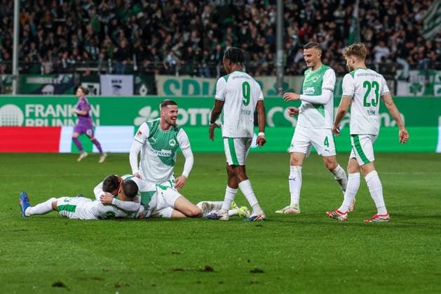 Torjubel der Mannschaft (Spvgg Greuther Fuerth) nach dem 1:0 durch Branimir Hrgota 10 (Spvgg Greuther Fuerth), Spvgg Greuther Fuerth vs. SV Elversberg Fussball, Maenner, 2. Bundesliga, Saison 2025 2026, Rueckrunde, 26. Spieltag, 13.03.2026 DFB regulations prohibit any use of photographs as image sequences and or quasi-video Fuerth Bayern Deutschland