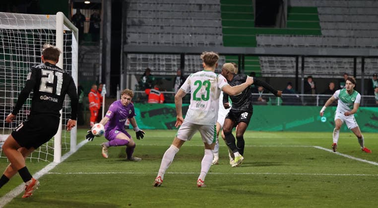 13.03.2026, Fussball, Herren, 2. Bundesliga, Saison 2025 2026, SpVgg Greuther Fürth - SV 07 Elversberg, David Mokwa (SV 07 Elversberg) scheitert knapp mit der Hacke Fürth Sportpark Ronhof Thomas Sommer Bayern Deutschland (DEU)