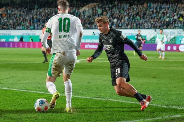 Branimir Hrgota 10 (Spvgg Greuther Fuerth) im Duell mit Lasse Guenther 21 (SV 07 Elversberg), Spvgg Greuther Fuerth vs. SV Elversberg Fussball, Maenner, 2. Bundesliga, Saison 2025 2026, Rueckrunde, 26. Spieltag, 13.03.2026 DFB regulations prohibit any use of photographs as image sequences and or quasi-video Fuerth Bayern Deutschland