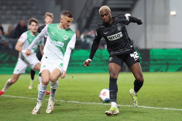 13.03.2026, xrekx, Fussball 2.Bundesliga, SpVgg Greuther Fuerth - SV Elversberg v.l. Philipp Ziereis (SpVgg Greuther Fuerth) David Mokwa (SV 07 Elversberg) Torchance mit der Hacke (DFL DFB REGULATIONS PROHIBIT ANY USE OF PHOTOGRAPHS as IMAGE SEQUENCES and or QUASI-VIDEO) Fuerth