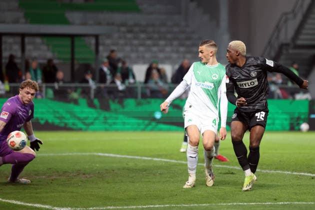 13.03.2026, xrekx, Fussball 2.Bundesliga, SpVgg Greuther Fuerth - SV Elversberg v.l. Silas Prüfrock Pruefrock (SpVgg Greuther Fuerth) Philipp Ziereis (SpVgg Greuther Fuerth) David Mokwa (SV 07 Elversberg) Torchance mit der Hacke (DFL DFB REGULATIONS PROHIBIT ANY USE OF PHOTOGRAPHS as IMAGE SEQUENCES and or QUASI-VIDEO) Fuerth