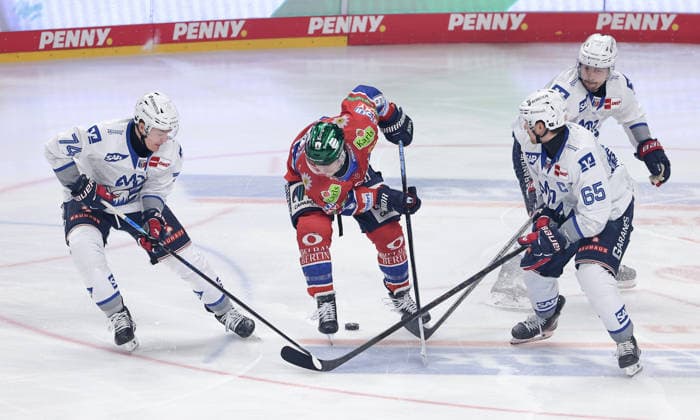Justin Schütz , Ty Ronning, Marc Michaelis Zweikampf Spielszene Aktion Eishockey Penny DEL Deutsche Eishockey Liga 51. Spieltag Saison 2025 2026 13.03.2026 EHC Eisbären Berlin EBB vs. Adler Mannheim *** Justin Schütz , Ty Ronning, Marc Michaelis duel match scene action sport ice hockey penny DEL German Ice Hockey League 51 match day season 2025 2026 13 03 2026 EHC Eisbären Berlin EBB vs Adler Mannheim