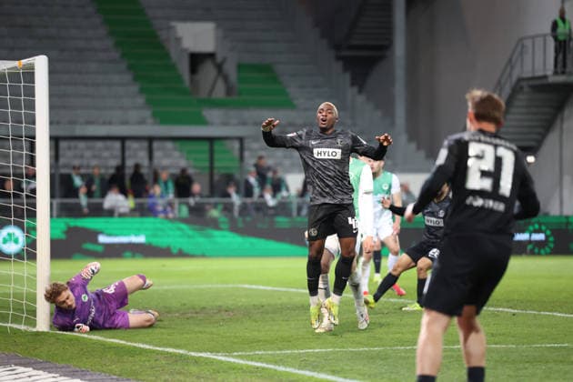 13.03.2026, xrekx, Fussball 2.Bundesliga, SpVgg Greuther Fuerth - SV Elversberg v.l. Silas Prüfrock Pruefrock (SpVgg Greuther Fuerth) David Mokwa (SV 07 Elversberg) Torchance mit der Hacke (DFL DFB REGULATIONS PROHIBIT ANY USE OF PHOTOGRAPHS as IMAGE SEQUENCES and or QUASI-VIDEO) Fuerth