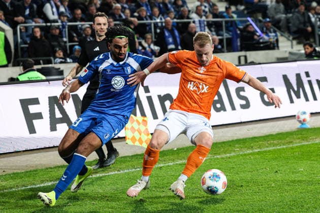 Fabian Holland (SV Darmstadt 98,32) gegen Rayan Ghrieb (1. FC Magdeburg,29) - 2. Fußball Bundesliga Saison 2025-2026 1. FC Magdeburg vs. SV Darmstadt 98 in der Avnet Arena in Magdeburg - Aktion,Fußball,Mann,Männer,Deutschland,13.03.2026