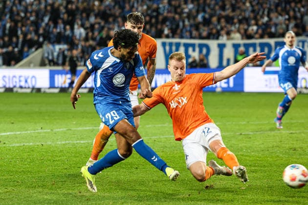 Rayan Ghrieb (1. FC Magdeburg,29) gegen Fabian Holland (SV Darmstadt 98,32) - 2. Fußball Bundesliga Saison 2025-2026 1. FC Magdeburg vs. SV Darmstadt 98 in der Avnet Arena in Magdeburg - Aktion,Fußball,Mann,Männer,Deutschland,13.03.2026