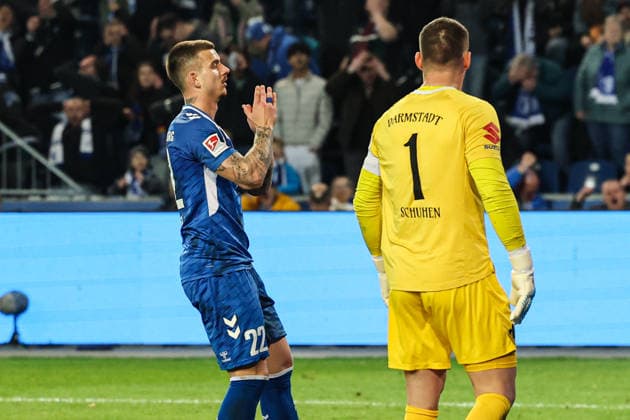 Mateusz Zukowski (1. FC Magdeburg,22) und Torwart Marcel Schuhen (SV Darmstadt 98,1) - 2. Fußball Bundesliga Saison 2025-2026 1. FC Magdeburg vs. SV Darmstadt 98 in der Avnet Arena in Magdeburg - Aktion,Fußball,Mann,Männer,Deutschland,13.03.2026