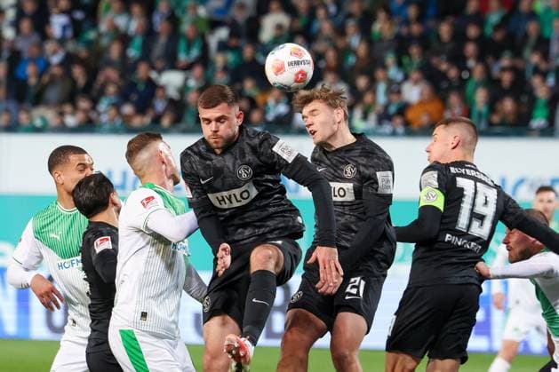 Kopfball, Aktion, Lukasz Poreba 8 (SV 07 Elversberg), Lasse Guenther 21 (SV 07 Elversberg) und Lukas Pinckert 19 (SV 07 Elversberg), Spvgg Greuther Fuerth vs. SV Elversberg Fussball, Maenner, 2. Bundesliga, Saison 2025 2026, Rueckrunde, 26. Spieltag, 13.03.2026 DFB regulations prohibit any use of photographs as image sequences and or quasi-video Fuerth Bayern Deutschland