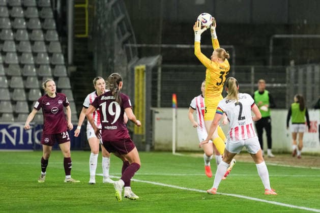 Google Pixel Frauen-Bundesliga: SC Freiburg vs. 1. FC Nürnberg, 13.03.2026 Rebecca Adamczyk (SC Freiburg, 33) die einen Hohen Ball aus der Luft holt Google Pixel Frauen-Bundesliga: SC Freiburg vs. 1. FC Nürnberg, Dreisamstadion, 13.03.2026 DFB DFL REGULATIONS PROHIBIT ANY USE OF PHOTOGRAPHS AS IMAGE SEQUENCES AND OR QUASI-VIDEO. Copyright: xBEAUTIFULxSPORTS Boscox