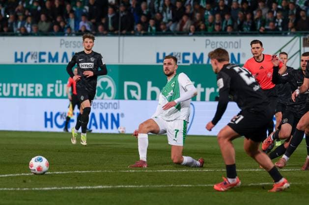 Dennis Srbeny 7 (Spvgg Greuther Fuerth) in Aktion, Spvgg Greuther Fuerth vs. SV Elversberg Fussball, Maenner, 2. Bundesliga, Saison 2025 2026, Rueckrunde, 26. Spieltag, 13.03.2026 DFB regulations prohibit any use of photographs as image sequences and or quasi-video Fuerth Bayern Deutschland
